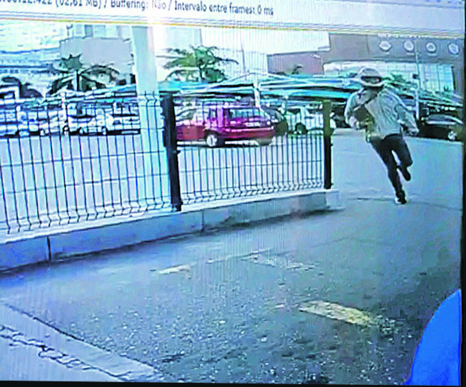 Universitário corre com mochila com dinheiro roubado da mãe (Foto: Divulgação)