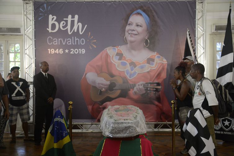 Velório do corpo da cantora Beth Carvalho no salão nobre da sede do clube Botafogo de Futebol e Regatas, time do qual Beth era torcedora (Foto: Tânia Rêgo/Agência Brasil)