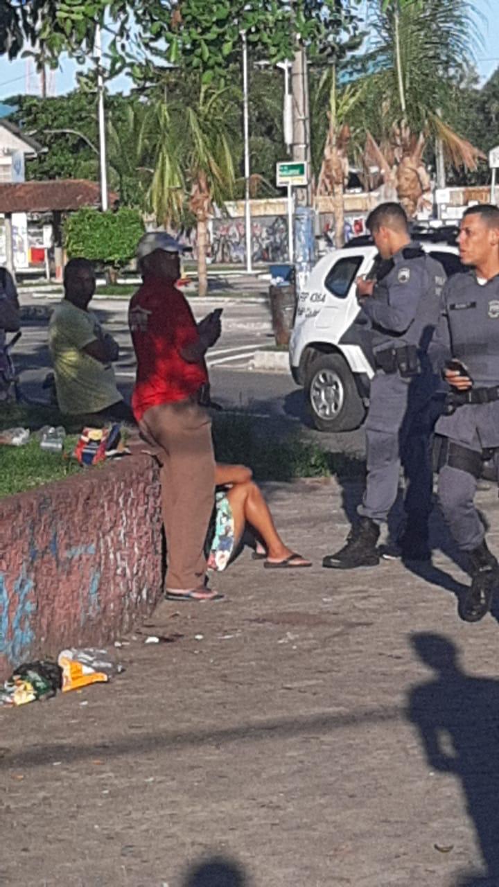 Mulher que atacou vigia conversando com policiais (Foto: Reprodução/Redes Sociais)