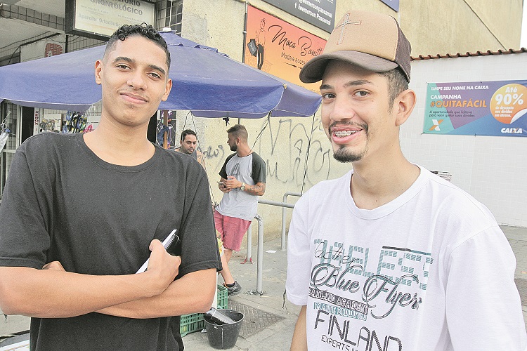 A notícia da possibilidade de tirar Carteira Nacional de Habitação (CNH) de graça foi comemorada pelos amigos Vinícius de Freitas Araújo, 18 anos, e Luiz Fernando do Carmo, 22. (Foto: Jornal A Tribuna/AT)