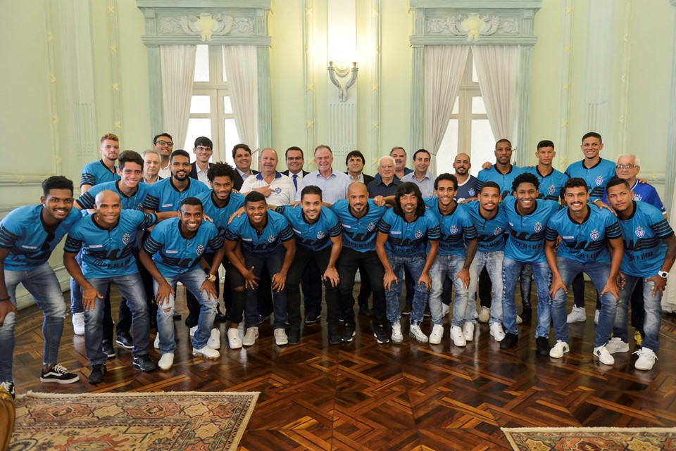 O Vitória, campeão capixaba de 2019, foi recebido pelo governador Renato Casagrande (Foto: Hélio Filho/Governo do Estado)