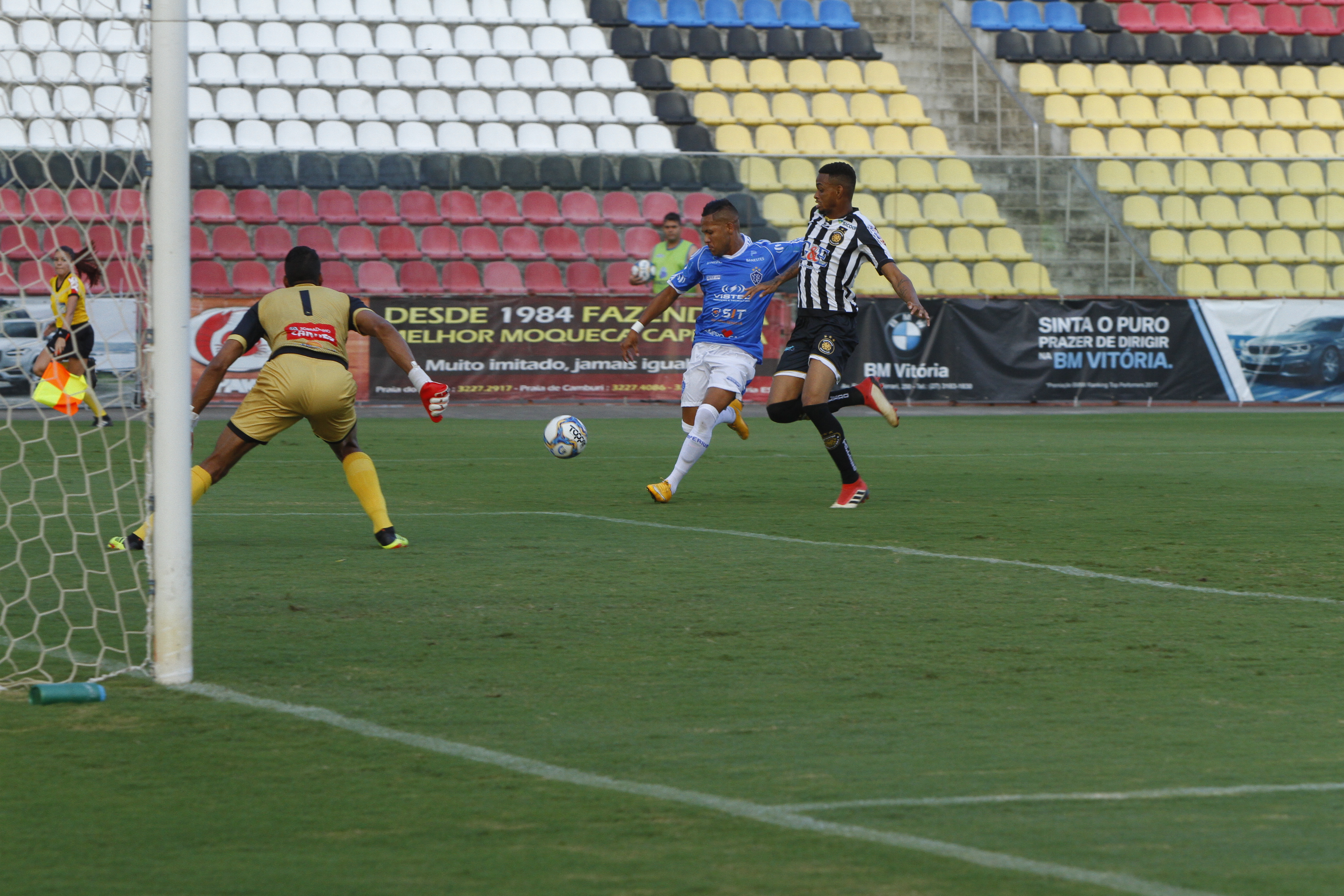 Carlos Vitor voltou a jogar um bom futebol (Foto: Thiago Coutinho — 04/05/2019)