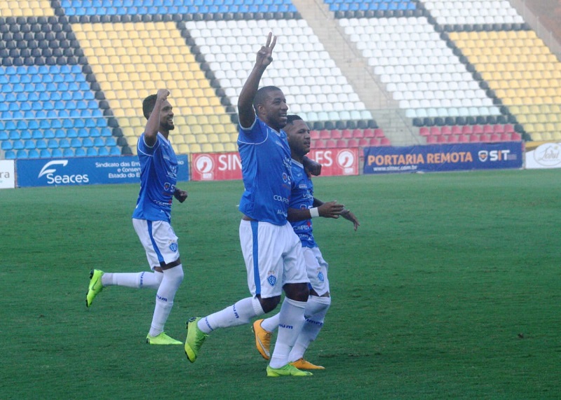 Rodrigo Cesar abraça Carlos Vitor, autor do primeiro gol do Vitória na Série D (Foto: Wagner Chaló/Vitória FC)