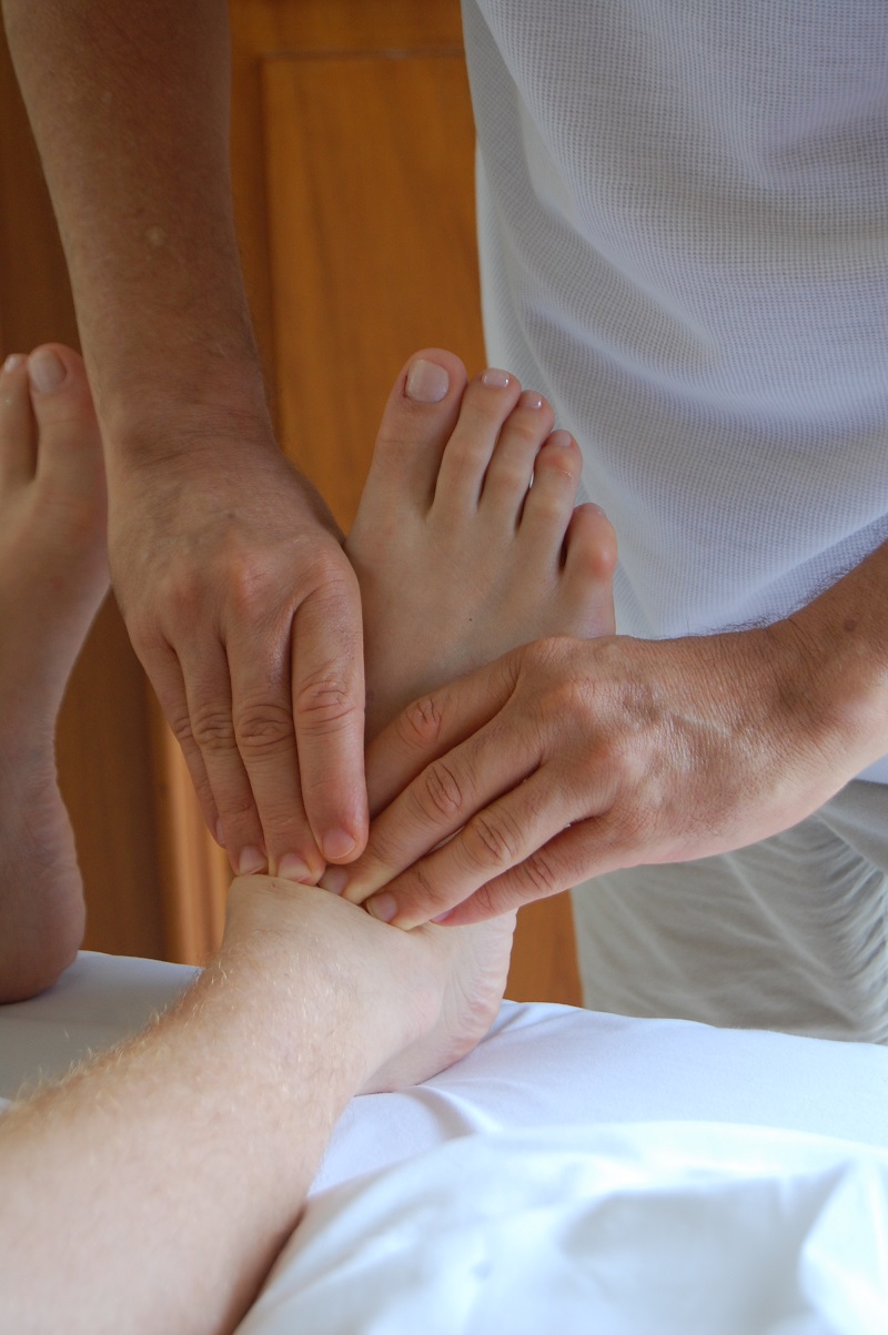 Rolfista aplica técnica em paciente: manipulação estimula tecido do corpo. (Foto: Divulgação)