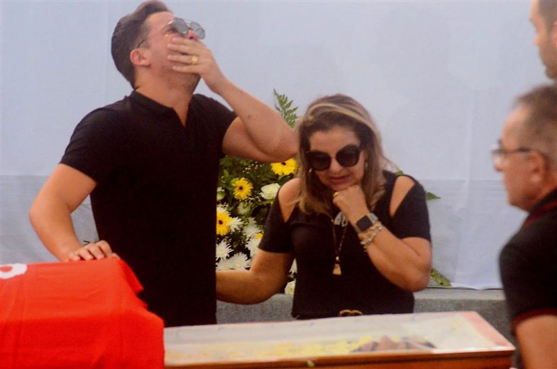 Wesley Safadão se emocionou ao lado da mãe, Dona Bill, no velório de Gabriel Diniz (Foto: Genivaldo Paparazzi / AgNews )