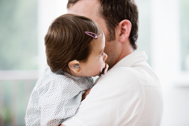 Aparelho em bebê: linguagem. (Foto: Widex)