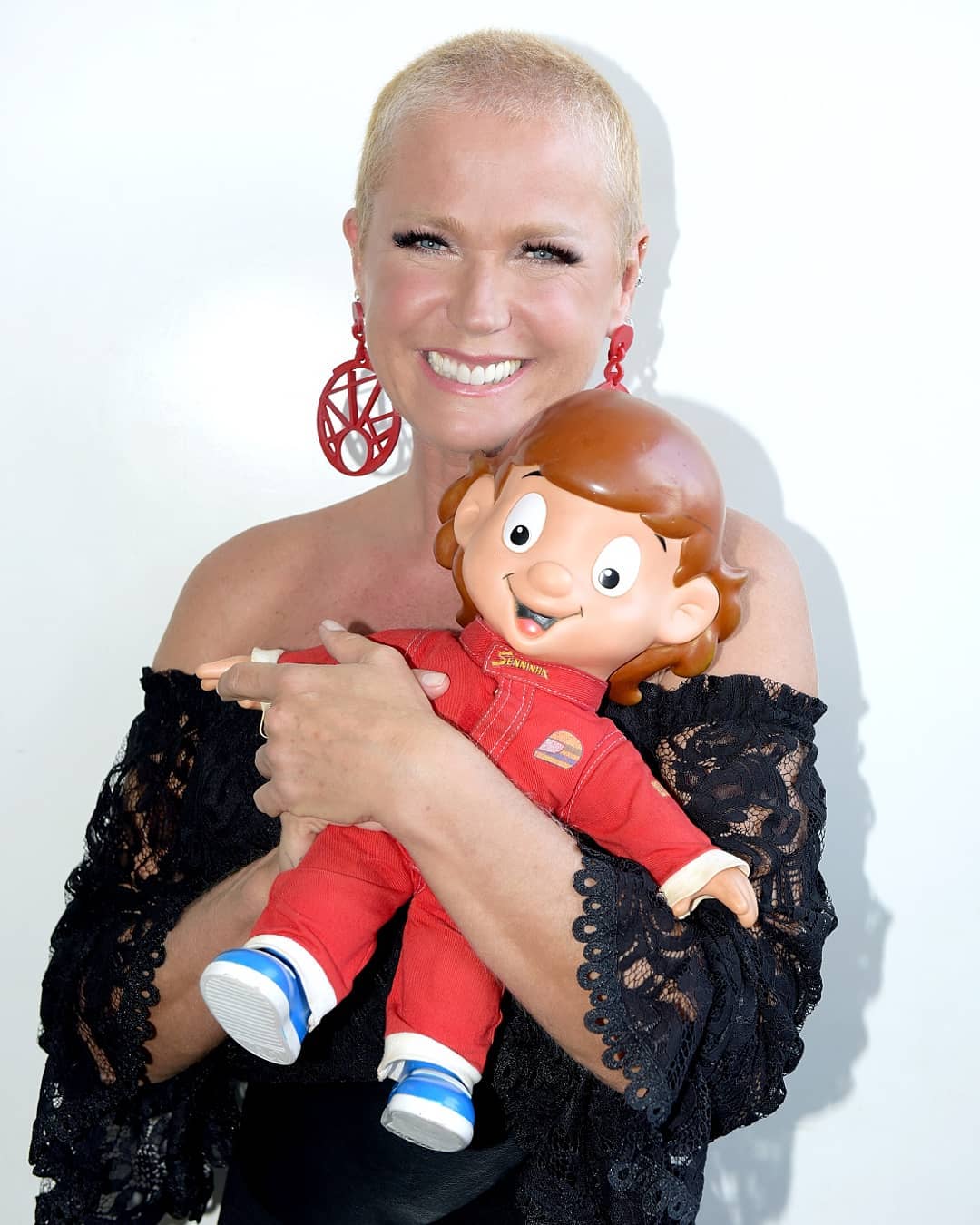 Xuxa segura o boneco Senninha (Foto: Blad Meneghel/Equipe X )