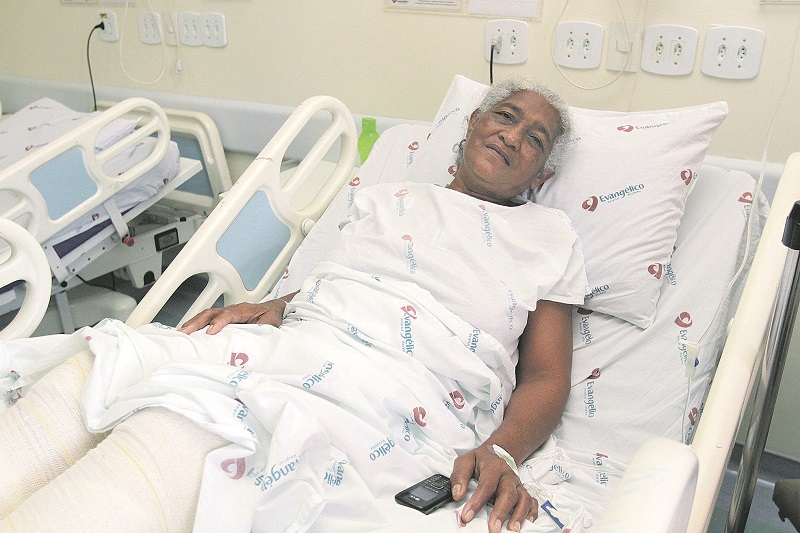 A aposentada Zelita de Jesus, 62, afirma não sentir mais dores após ter feito a cirurgia (Foto: Kadidja Fernandes/AT)