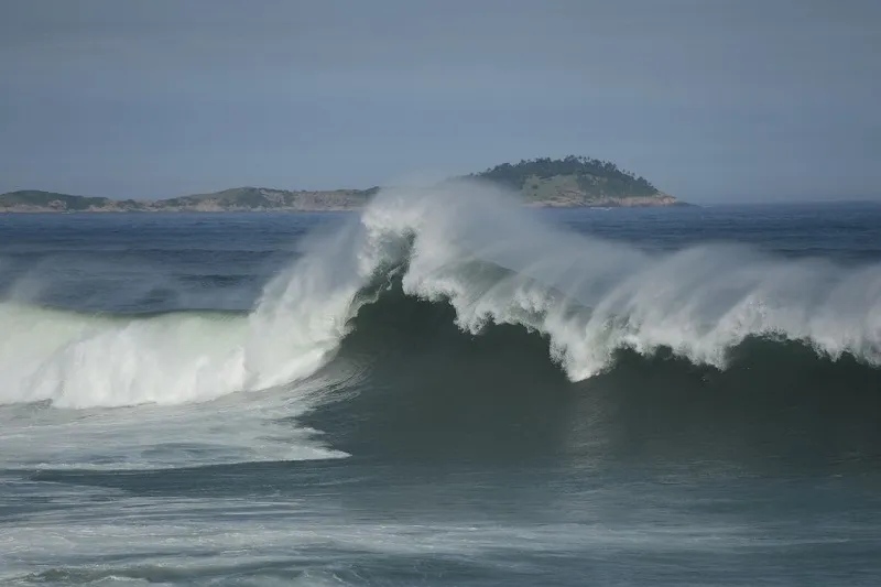Imagem ilustrativa da imagem Ondas de até 4 metros e queda de temperatura: veja a previsão para esta quarta
