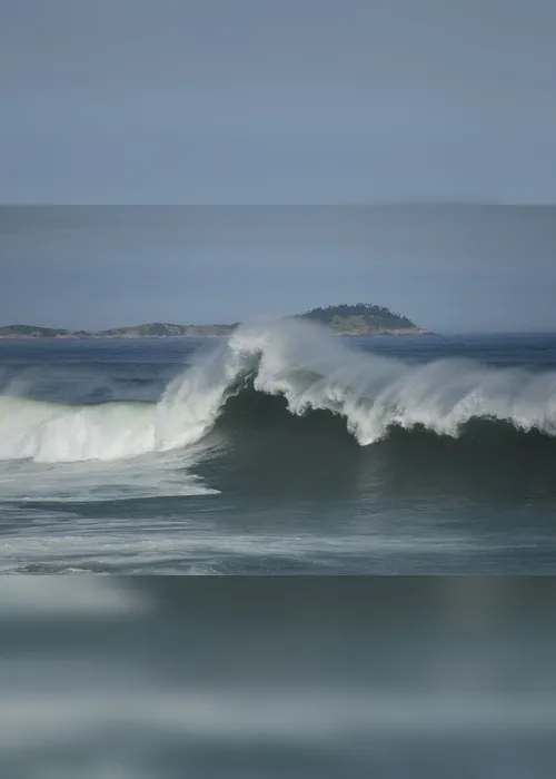 Imagem ilustrativa da imagem Marinha emite alerta de ondas de até quatro metros a partir desta terça
