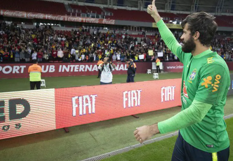 Assim que pisou gramado do Beira Rio, Alisson, que jogou no Internacional,foi aplaudido pela torcida