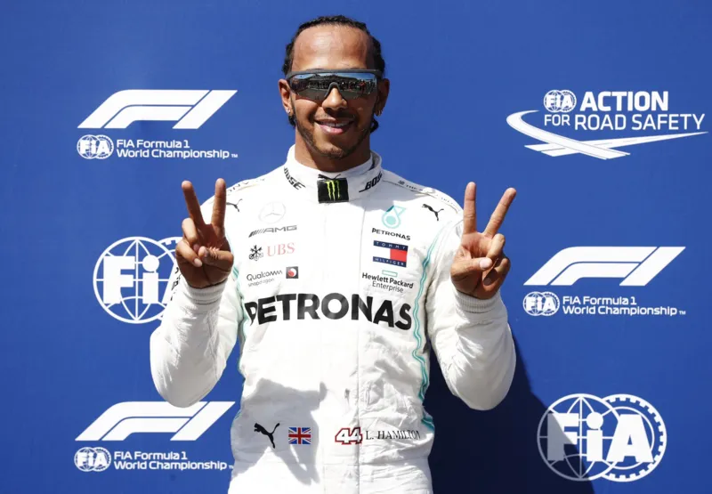 Hamilton festeja a pole position no GP da França