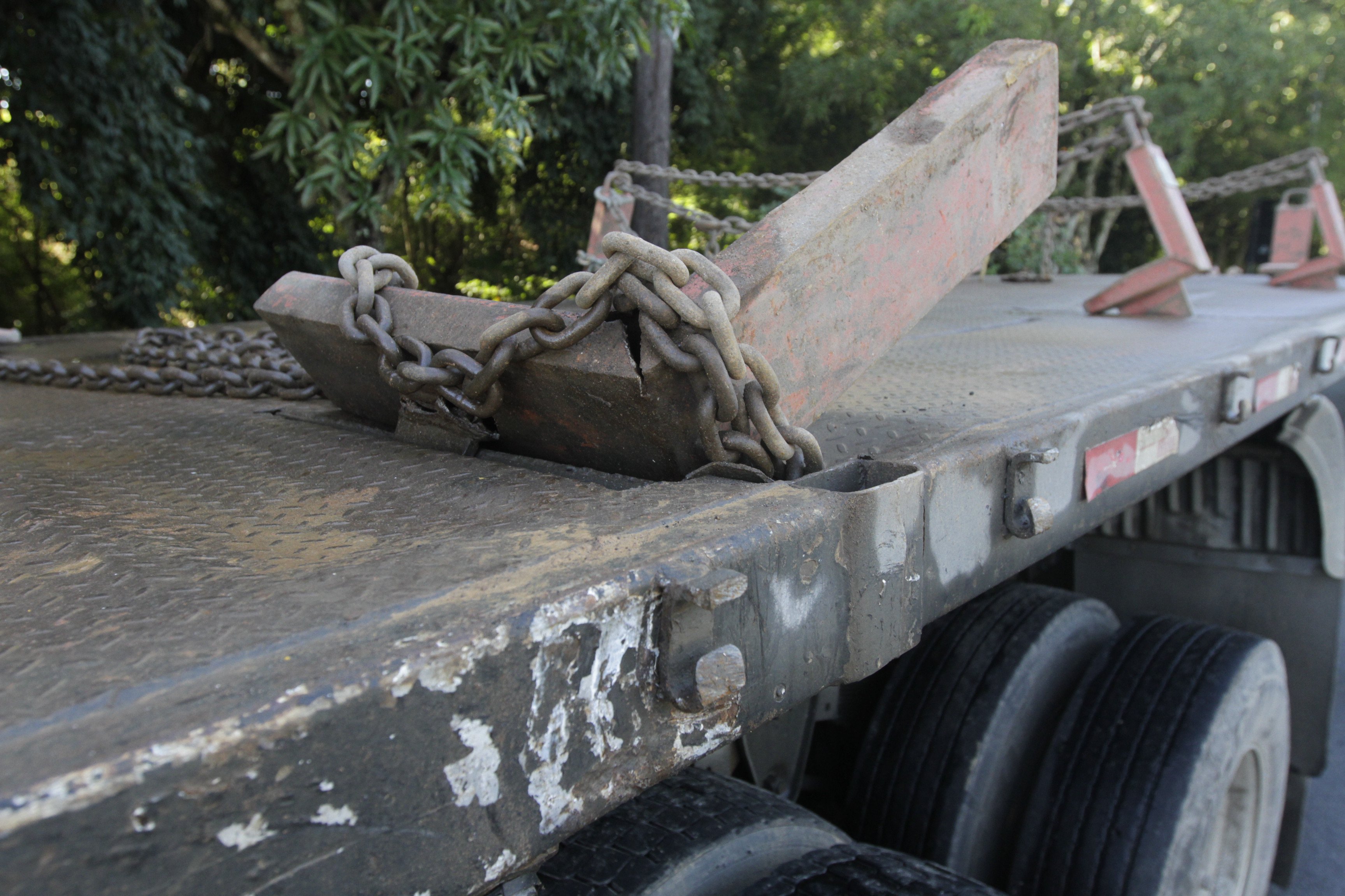 Carreta que transportava granito e que se envolveu em acidente que matou três pessoas da mesma família (Foto: Kadidja Fernandes/AT)