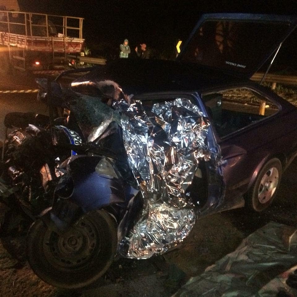 Carro ficou destruído após bater em caminhão guincho (Foto: Coronel Wagner, do Corpo de Bombeiros)