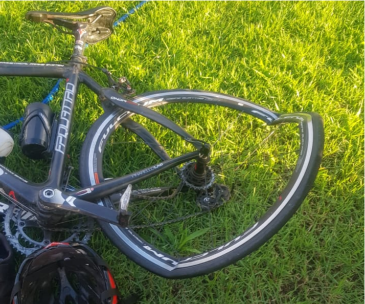 Uma das bicicletas danificadas no atropelamento que aconteceu no sábado (29). (Foto: Divulgação)