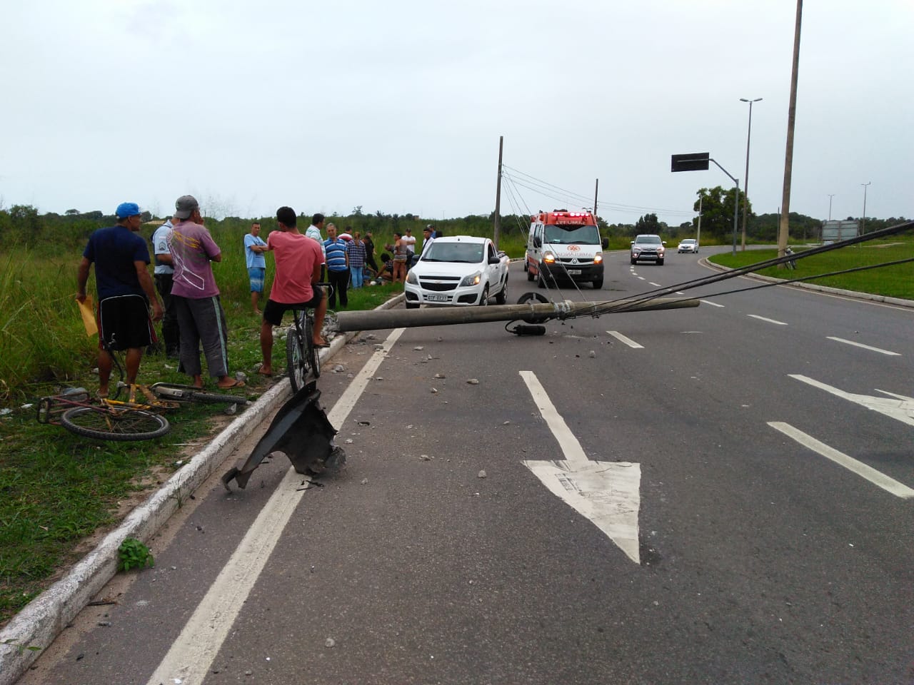 Com o impacto do acidente, o poste caiu na pista interditando duas faixas (Foto: Patrícia Maciel)