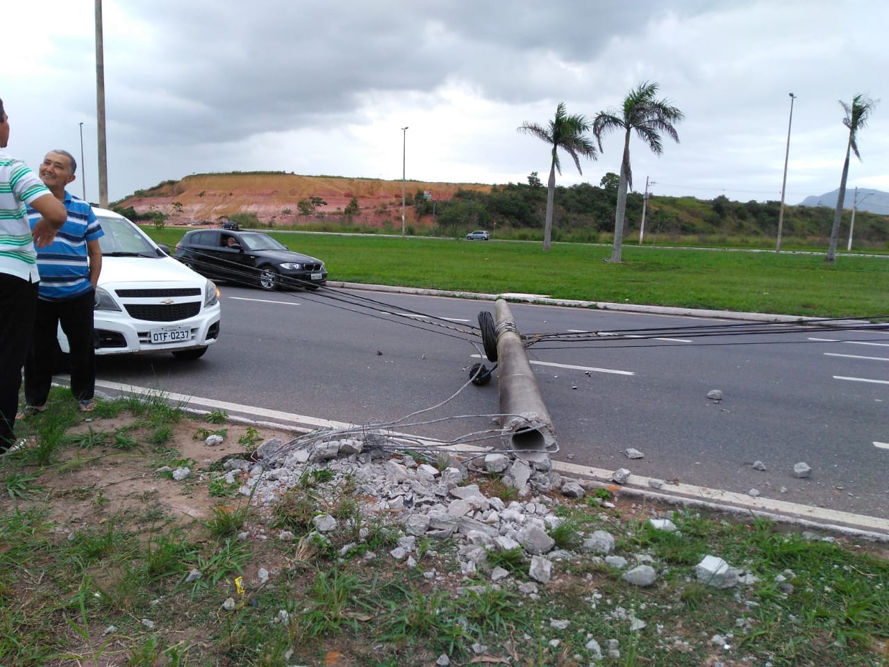 Segundo o motorista, um dos pneus teria estourado antes do acidente (Foto: Patrícia Maciel)