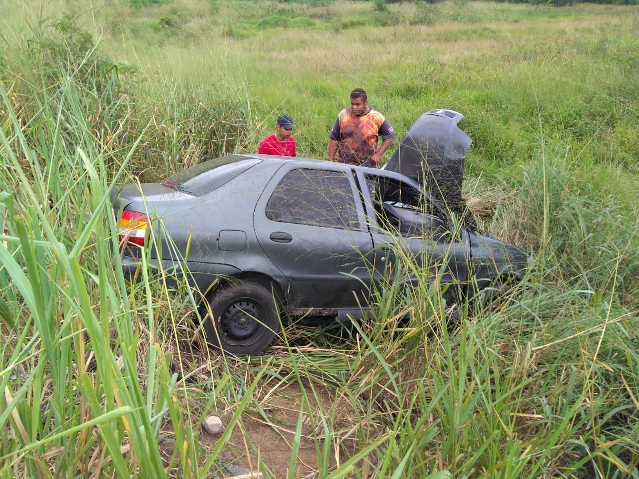 Veículo saiu da pista após o acidente (Foto: Patrícia Maciel)