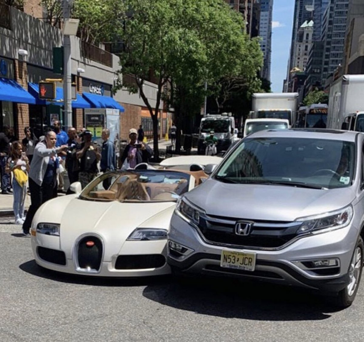 Carro do ator foi atingido pelo Honda (Foto: Reprodução / Twitter)