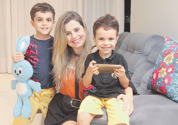 A Farmacêutica Sandra Franco não deixa que Davi e Enrico fiquem mais de uma hora na frente do celular ou TV (Foto: Beto Morais - 27/04/2019)