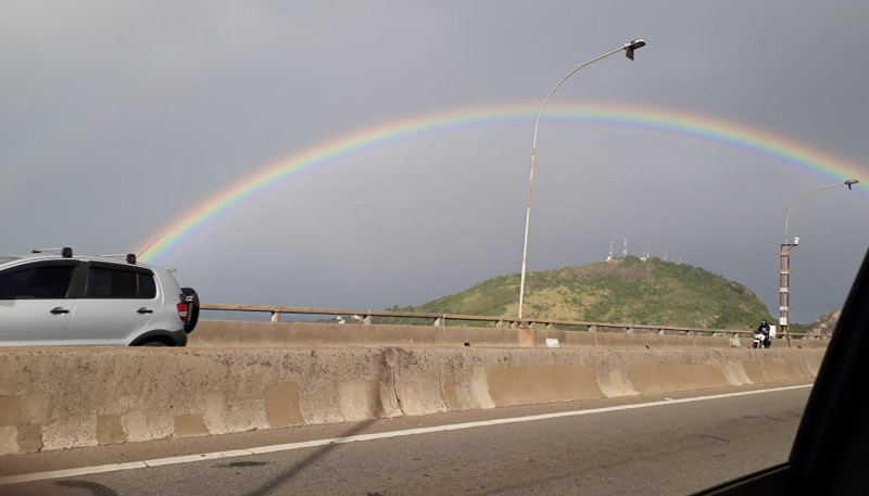 Arco-íris encantou a quem passou pela Terceira Ponte (Foto: Sidélia Oder / Compartilhado via WhatsApp)