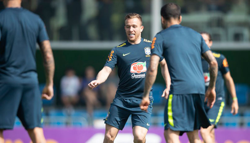 Arthur, meia do Barcelona, corre o risco de ser cortado (Foto: Lucas Figueiredo / CBF)