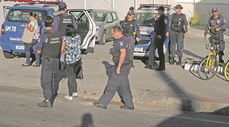 Vítima agredida (de blusa azul, preta e branca) foi levada por guardas ao PA da Praia do Suá, em Vitória. (Foto: Antonio Moreira/AT)