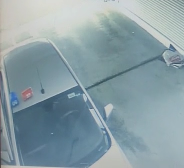 Câmera do local registrou momento em que o suspeito entrou no veículo (Foto: Videomonitoramento)