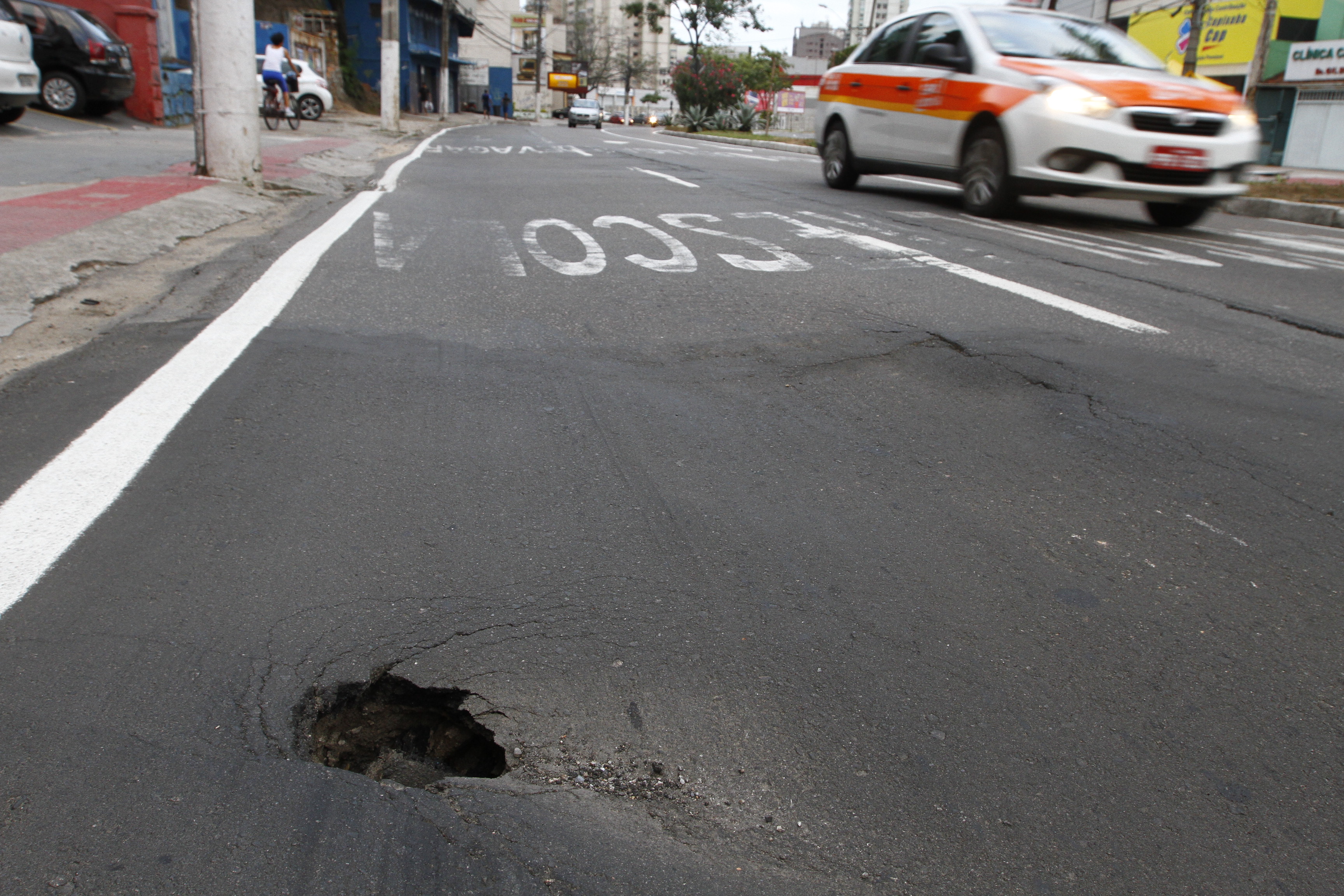 Estudo técnico da prefeitura constatou maior desgaste no asfalto da faixa direita (Foto: Kadidja Fernandes)