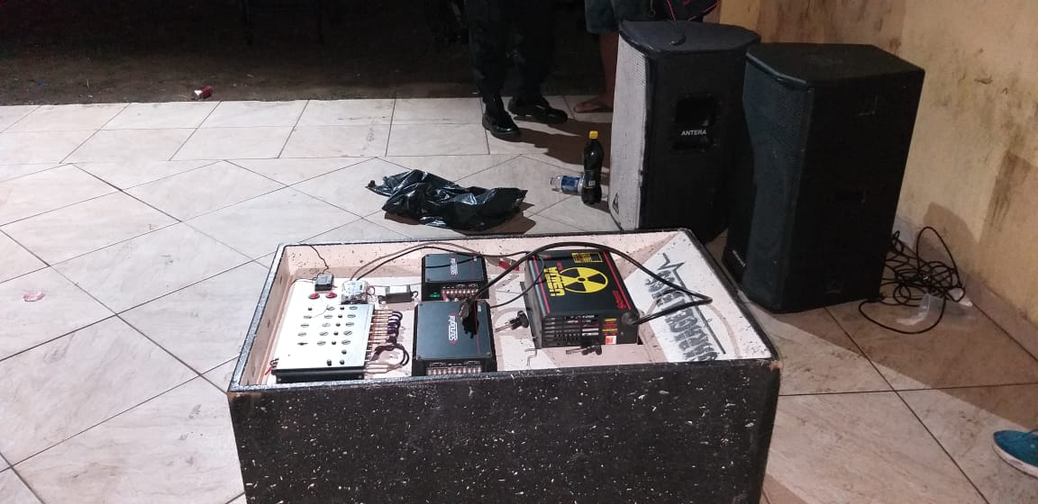 Equipamento de som encontrado em uma das festas (Foto: Félix Falcão/ Semcom/ PMVV)