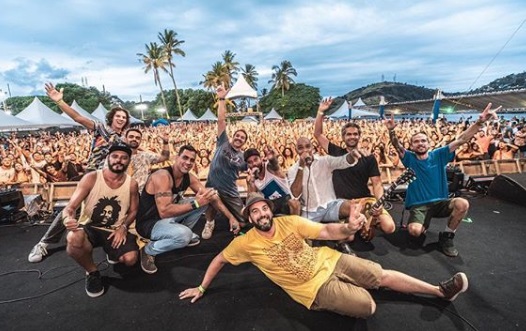 A banda macucos toca sábado, dia 22 (Foto: Reprodução/Instagram/@macucosoficial)