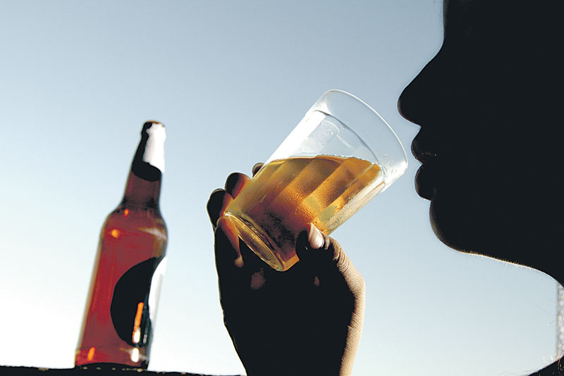 Uma auxiliar administrativa, de 21 anos, que preferiu não se identificar, contou à reportagem que começou a ingerir bebidas alcoólicas ainda na infância, aos 11 anos (Foto: Beto Morais / AT)