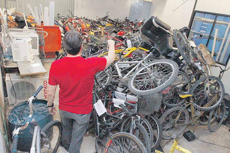 Bicicletas amontoadas no DPJ de Vitória: proprietários podem recuperar a bike roubada nas delegacias (Foto: Leone Iglesias/AT)