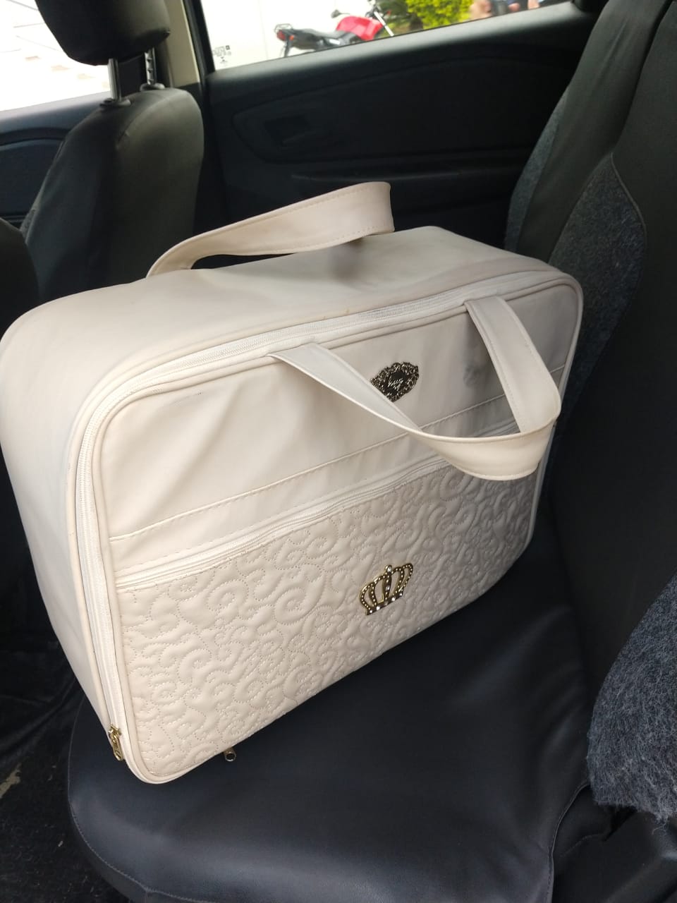 Bolsa com roupas compradas para a primeira filha do casal foi recuperada. (Foto: Guarda Municipal de Vitória)