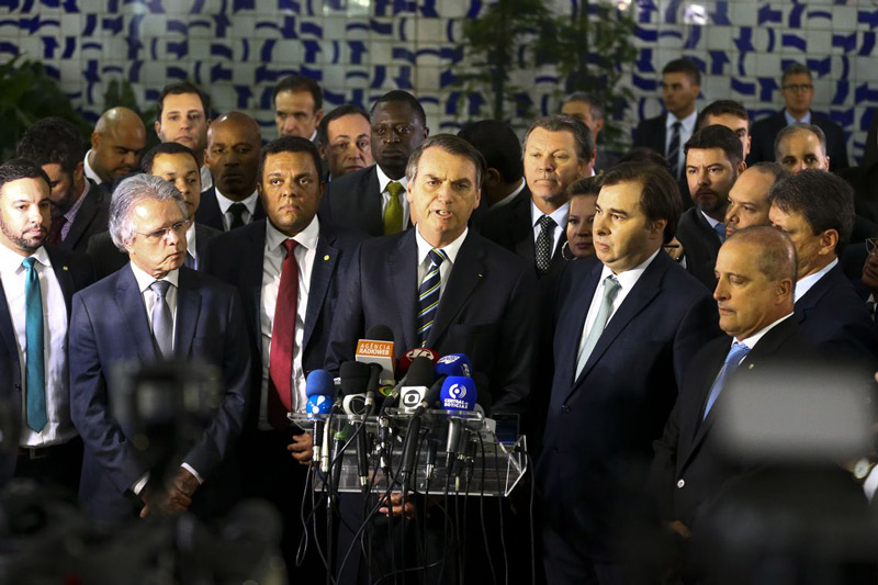 Bolsonaro conversa com a imprensa após entregar o projeto (Foto: Marcelo Camargo/Agência Brasil)