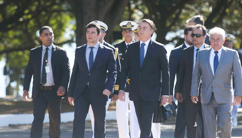 O Presidente Jair Bolsonaro e o ministro da Justiça, Sérgio Moro durante Cerimônia de Comemoração do 154 Aniversário da Batalha Naval do Riachuelo (Foto: Antonio Cruz/ Agência Brasil )