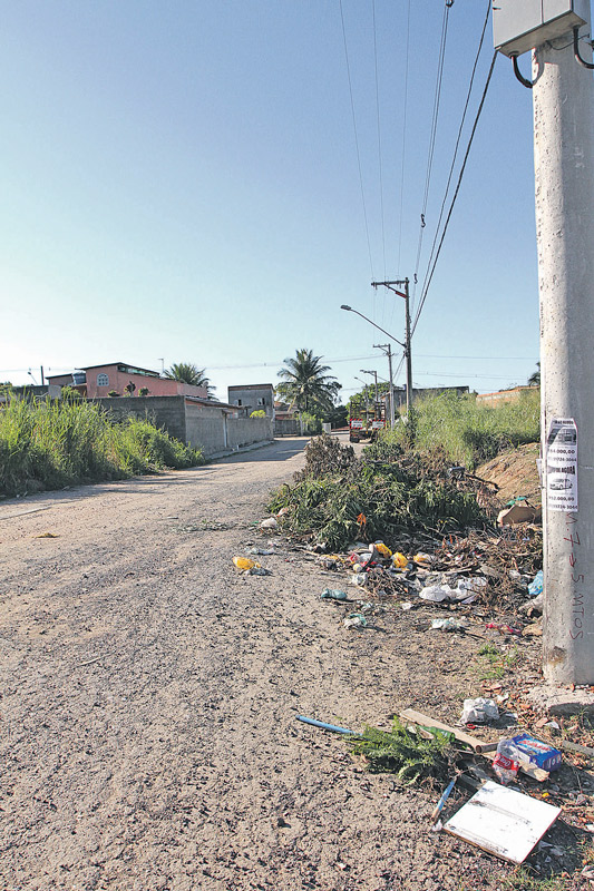 Flagrante de lixo espalhado em rua do balneário de Carapebus, na Serra (Foto: Beto Morais/AT)