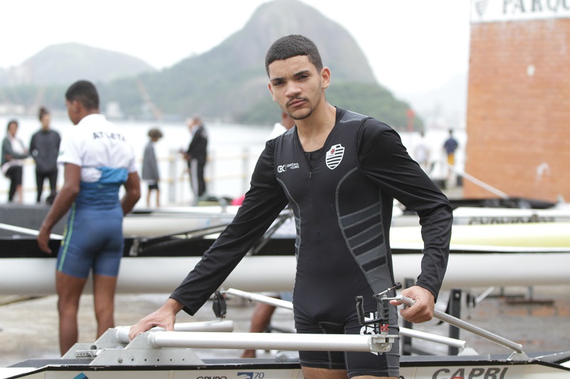 Bryan, que também joga basquete, conquistou sua primeira medalha, de bronze, em competições nacionais de remo (Foto: Antônio Moreira/AT)