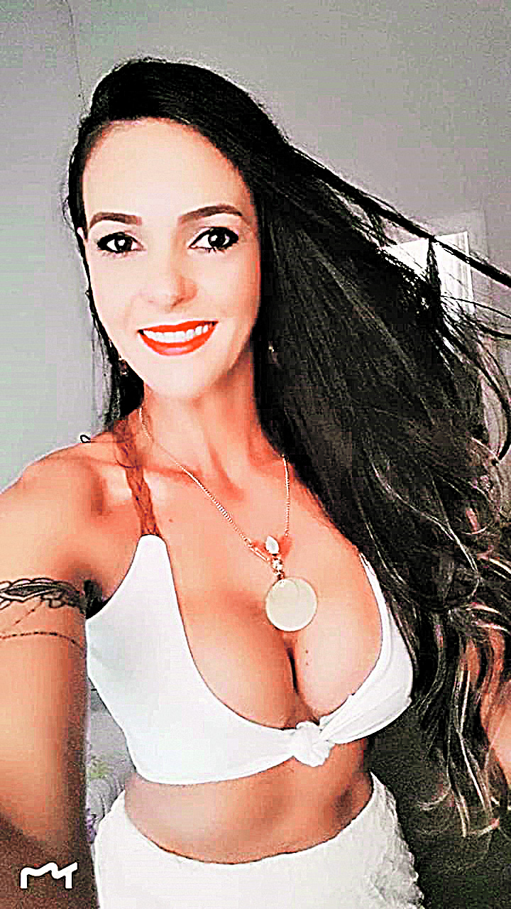 A modelo fotográfica Adilma Littig, 40, contou que sempre teve os seios pequenos, o que causava  um certo constrangimento. Após duas gestações e com a amamentação, as mamas ficaram flácidas. “Fiz a mamoplastia com implante de silicone e hoje posso dizer que sou outra mulher”. (Foto: Comunicativa Mídia)