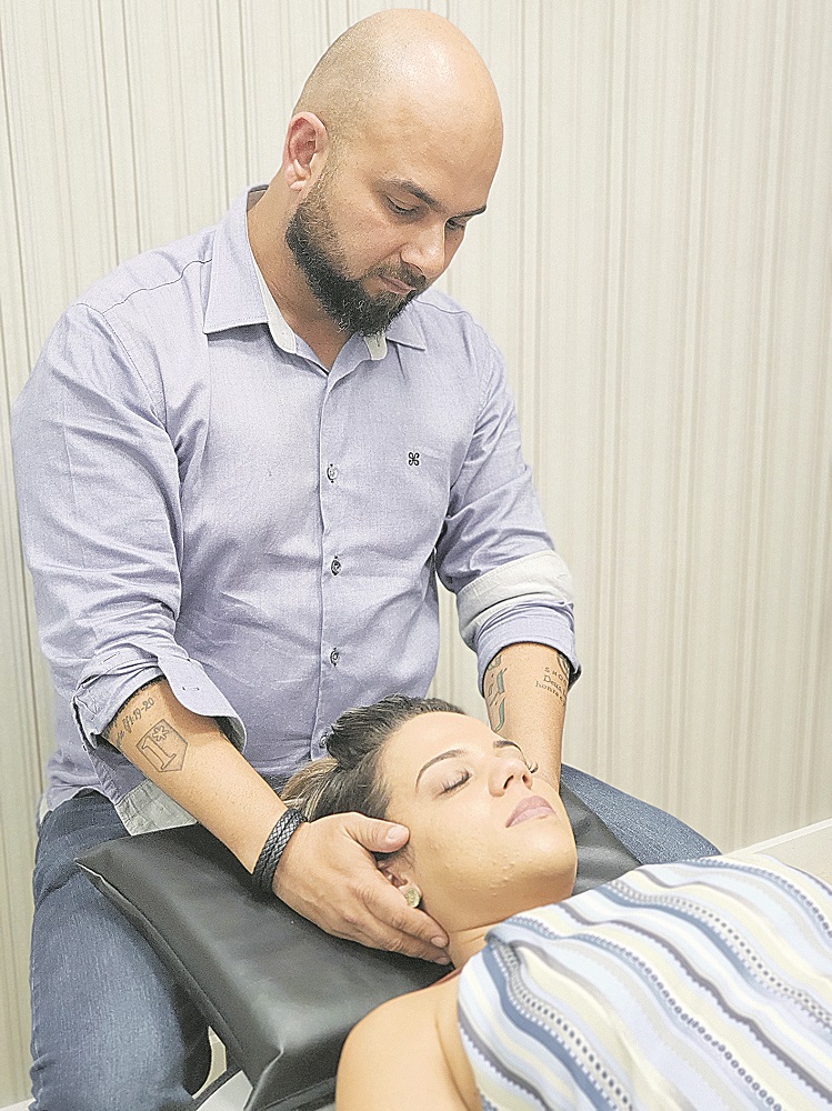 Ernesto Neto realiza técnica em paciente para eliminar disfunções. (Foto: Dunamis)