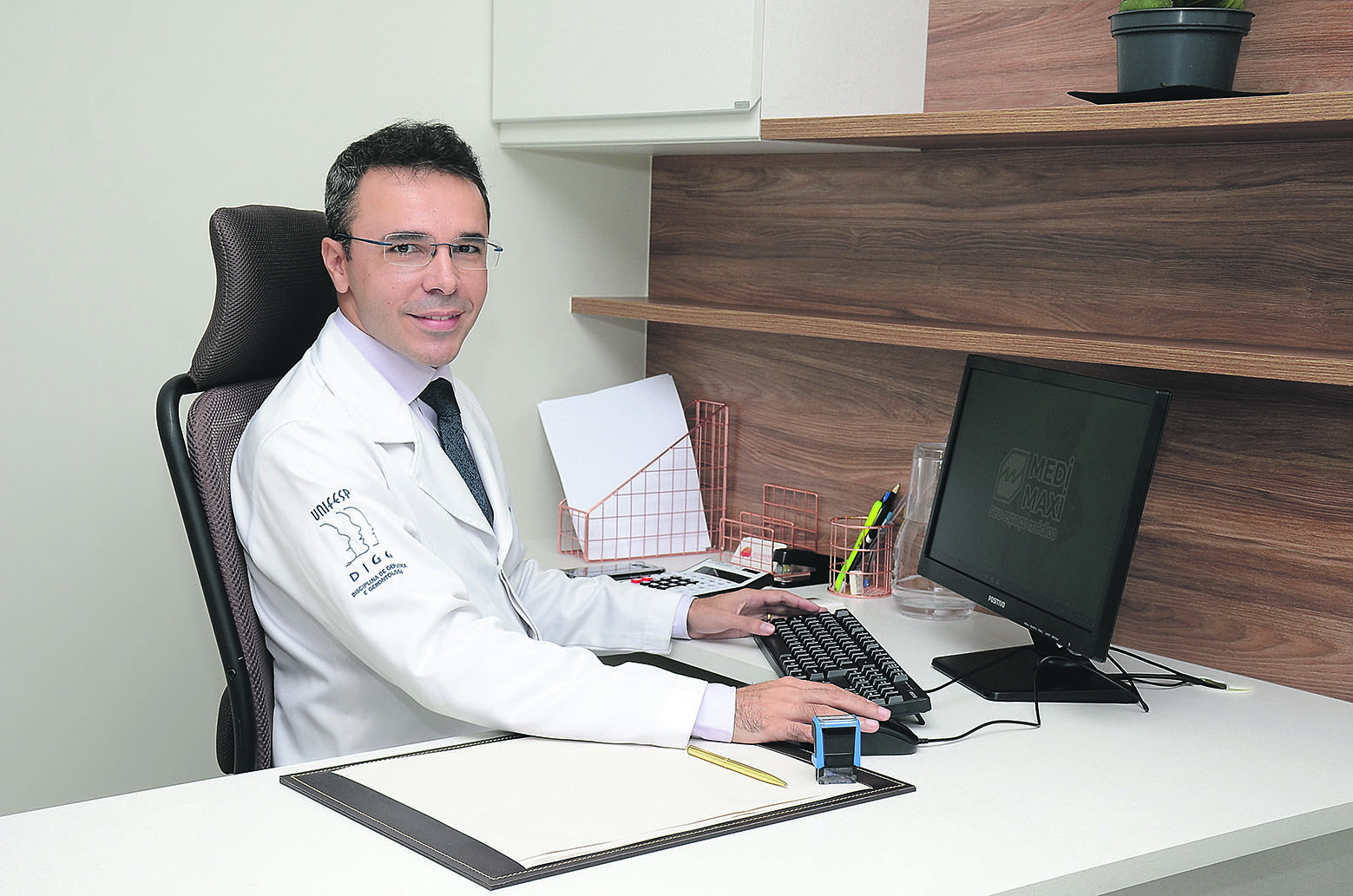 O geriatra Alexandre Constantino destaca que, no MediMaxi, não precisa se preocupar com os bastidores que envolvem os consultórios: “Eles cuidam de tudo”. 
