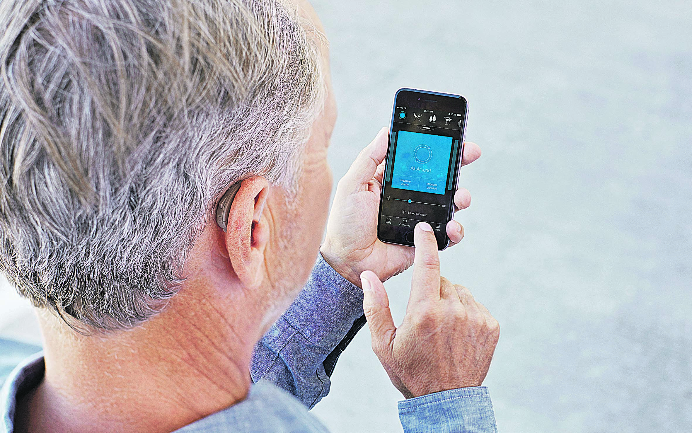 Para fazer uso do aplicativo no smartphone e disfarçar o zumbido no ouvido, o paciente deve ter acompanhamento de um profissional. (Foto: Divulgação)