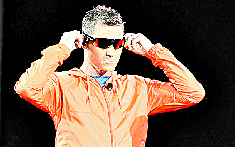Craig Alexander, campeão do Ironman do Havaí, exibe óculos inteligentes. (Foto: Divulgação)