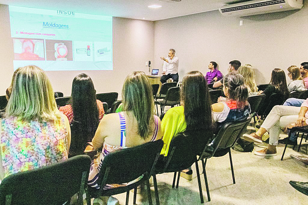 Alunos assistem aula no Insoe: instituição conta com 12 consultórios. (Foto: Insoe)