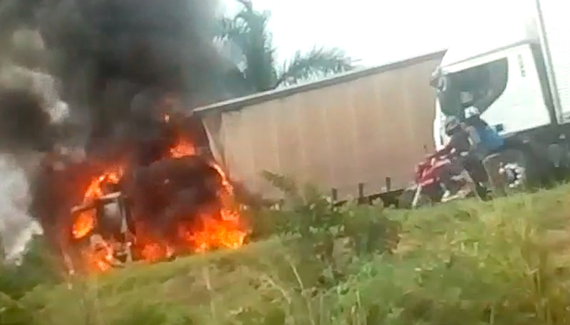 Caminhão teve a frente destruída no incêndio (Foto: Reprodução / Youtube)