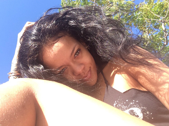 A cantora e empresária foi vista com o rapper A$AP Rocky (Foto: Reprodução/ Instagram @badgalriri)