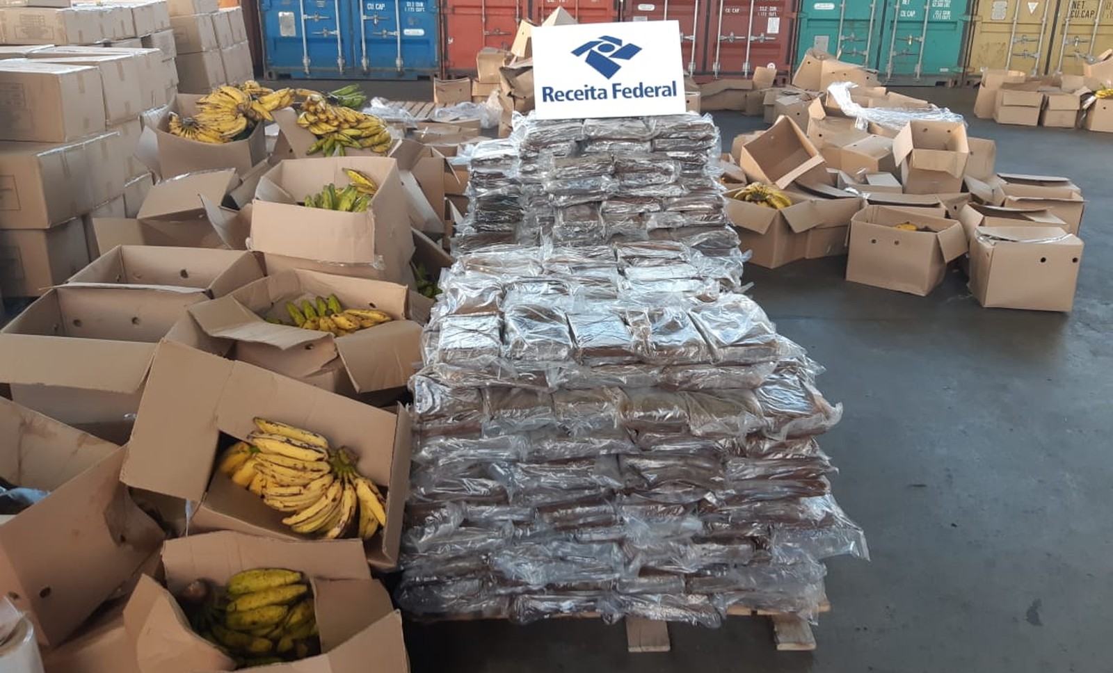 Mais de 800 kg de cocaína estavam escondidos em uma carga de bananas (Foto: Receita Federal/Divulgação)