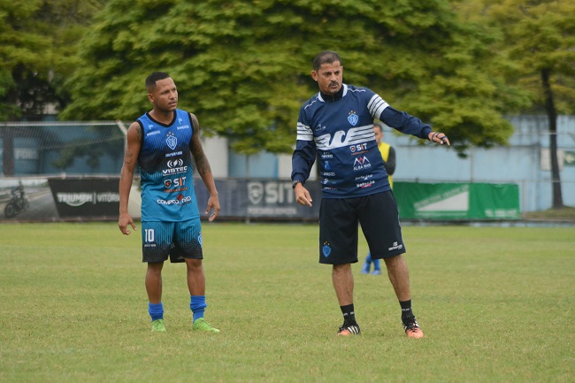 Carlos Vitor recebe orientação do técnico Valdir Bigode (Foto: Henrique Montovanelli)