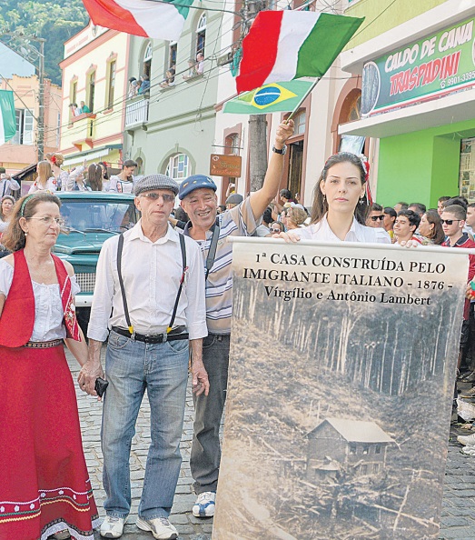 Carretela Del Vin: trajes italianos são obrigatórios durante o desfile (Foto: Arquivo/AT)