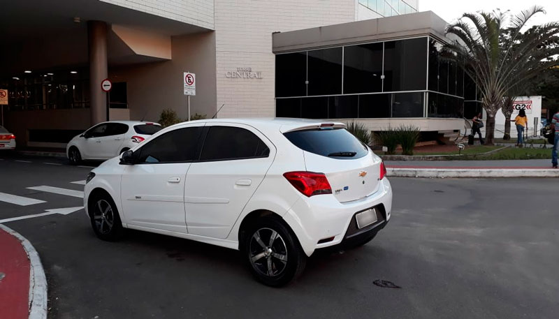 Veículo estava estacionado na contra-mão, em frente à Delegacia de Delitos de Trânsito (Foto: Patrícia Maciel / AT)